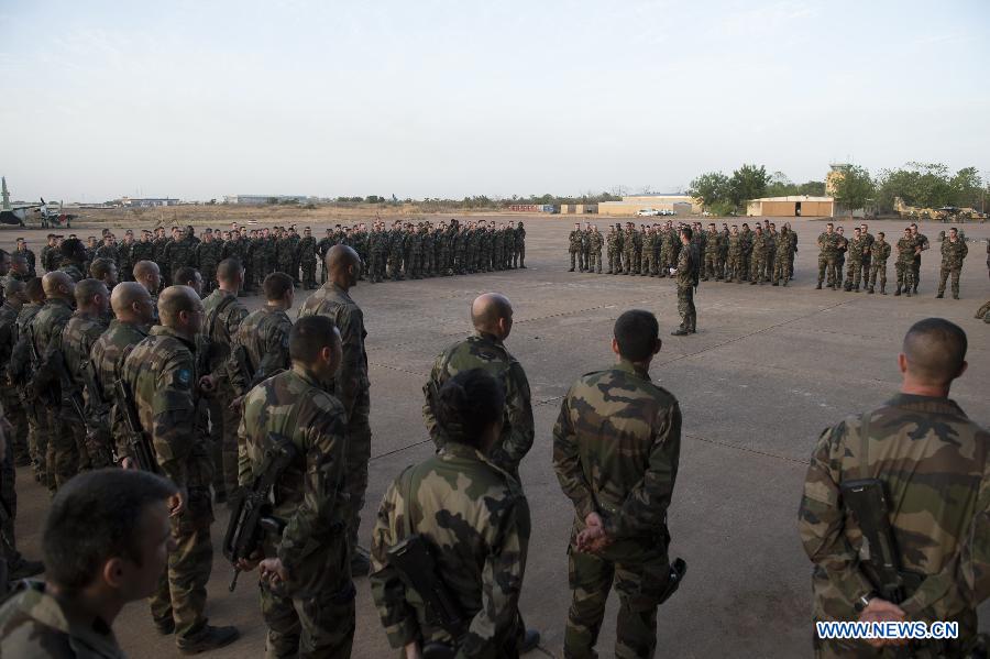 Photo released by the French Defense Ministry shows French soldiers getting prepared at the Bamako military airport as part of the "Serval" operation in Mali, Jan. 13, 2013. French Defense Minister Jean-Yves Le Drian said on Tuesday that 1,700 French officers and soldiers were deployed to the operations, 800 of them on the ground. (Xinhua/French Defense Ministry) 