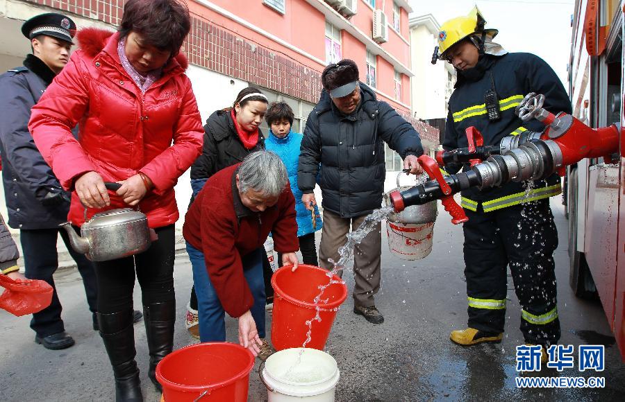 Firefighters use fire engines to supply drinking water to residents in Songjiang District of Shanghai. (Xinhua/Pei Xin)