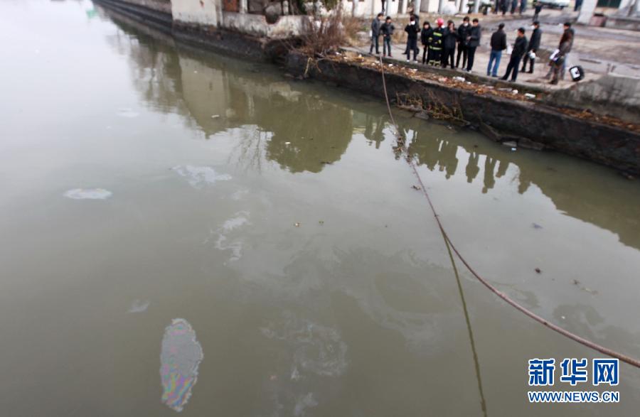 Oil floats on the surface of the water near the chemical leakage site on Jan. 11, 2013. (Xinhua/Pei Xin)