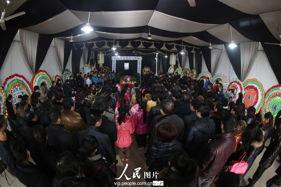 Thousands of people come to mourn and bid farewell to Yang Jianyi, who was killed for protecting his student and is honored as “the most beautiful headmaster”, Xinhua county, Hunan province, Jan. 17. (Photo/ vip.people.com.cn)