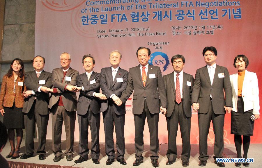 South Korea's trade minister Bark Tae-ho (5th L) poses for photos with delegates of business circles from South Korea, China and Japan in Seoul, capital of South Korea, on Jan. 17, 2013. The Seoul-based Trilateral Cooperation Secretariat involving South Korea, China and Japan held a business event Thursday marking the launch of three-way trade negotiations, organizers said. (Xinhua/Yao Qilin) 
