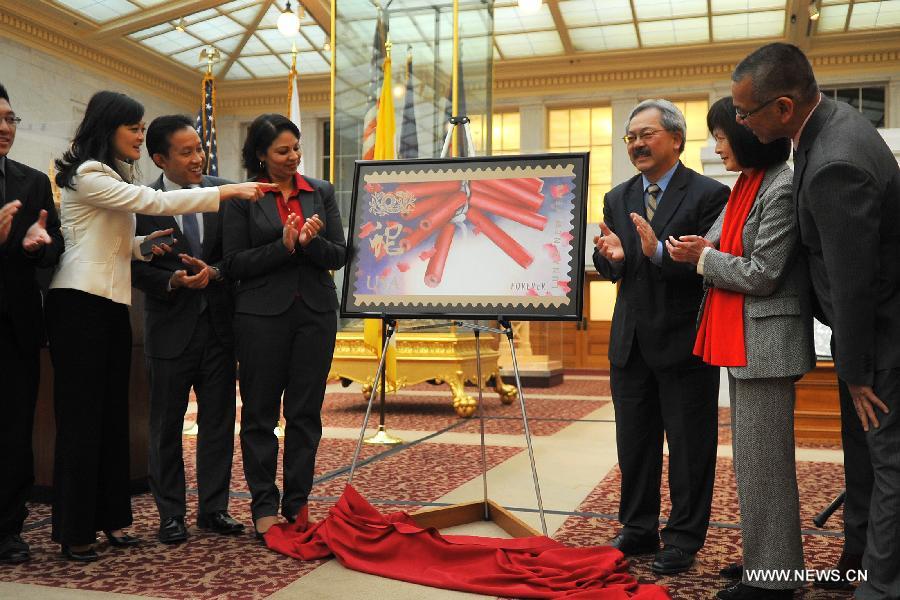 Edwin Lee (3rd R), mayor of San Francisco and Raj Sanghera (4th R), San Francisco Postmaster, unveil the "Snake Stamp", stamp featuring the Chinese Lunar New Year of the Snake, at the launching ceremony in San Francisco, the United States, on Jan. 16, 2013. (Xinhua/Liu Yilin) 
