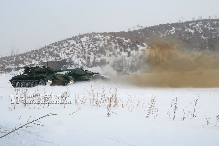 An armored regiment under the Shenyang Military Area Command (MAC) of the Chinese People's Liberation Army (PLA) organized its armored vehicles to conduct actual-troop and live-ammunition drill on January 14, 2013, in a bid to temper troops' combat capability under extreme cold conditions.(China Military Online/Xu Zhilin)