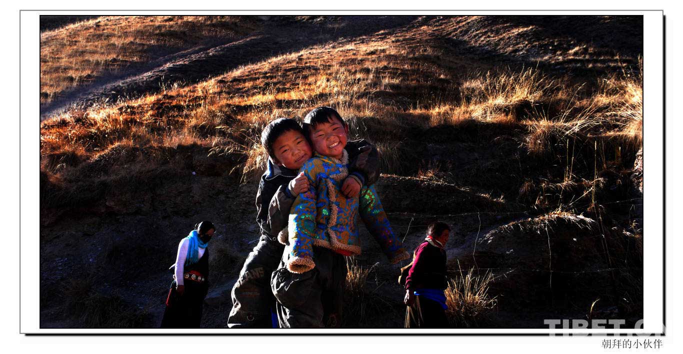 Two little Tibetan children hug together happily on their way to a pilgrimage.[Photo/China Tibet Online]