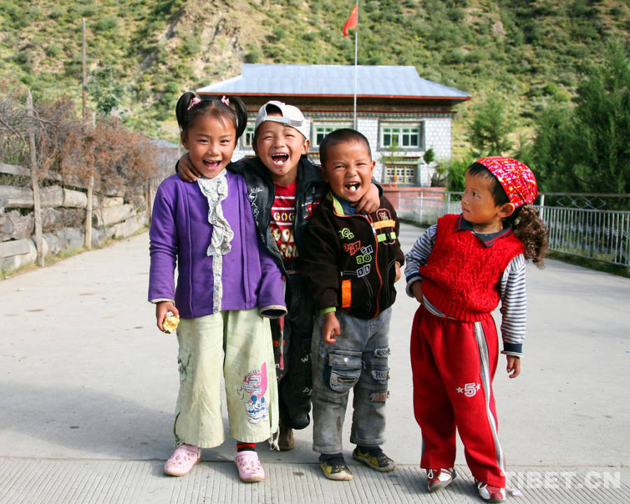 A little Tibetan boy is staring at his companions who are hugging together happily.[Photo/China Tibet Online] 