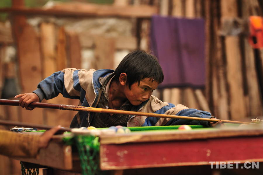 A young Tibetan boy is playing table tennis.[Photo/China Tibet Online] 