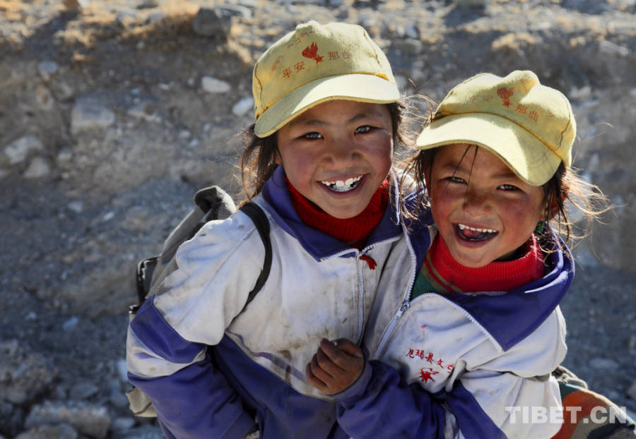 Two Tibetan young girls are hugging together happily to take a photo in Nyima County, Nagchu Prefecture, Tibet Autonomous Region.[Photo/China Tibet Online]