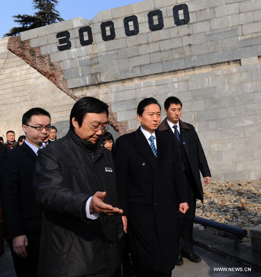 Former Japanese Prime Minister Yukio Hatoyama (2nd R) visits the Memorial Hall of the Victims in Nanjing Massacre by Japanese Invaders in Nanjing, capital of east China's Jiangsu Province, Jan. 17, 2013. (Xinhua/Han Yuqing) 