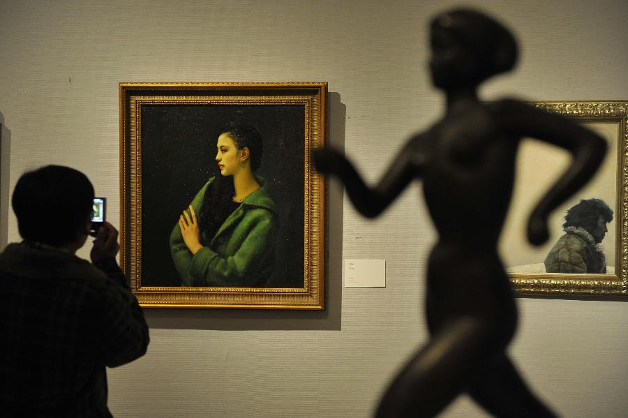 A visitor views a painting created by Yang Feiyun during the "Selected Masterpieces from Ten Art Museums in China" exhibition at the National Art Museum of China in Beijing, capital of China, Jan. 18, 2013. The exhibition which kicked off on Friday gathered selected collections of China's 10 art museums, presenting valuable art works all over China. (Xinhua/Lu Peng) 