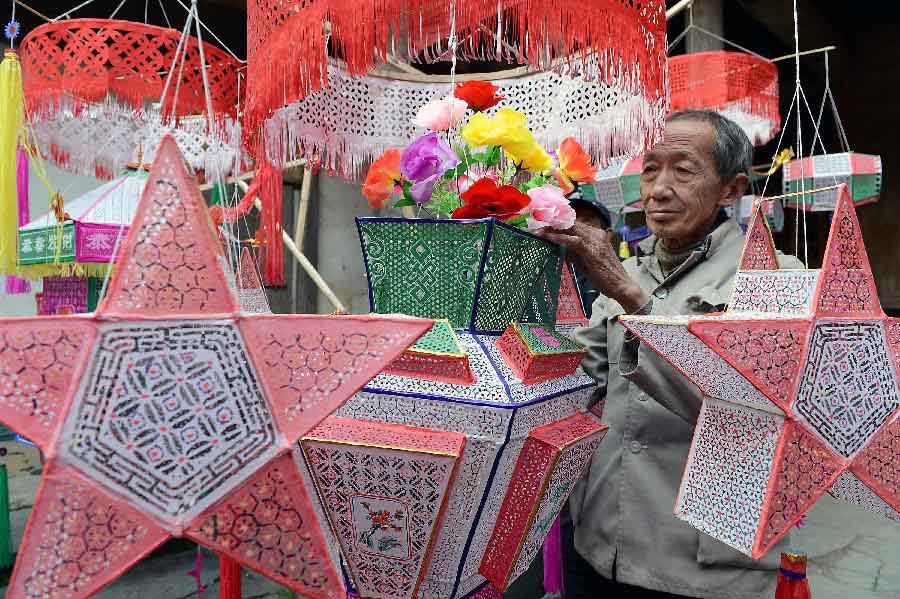 Folk artists make Xichong Lanterns in the Xichong Village of Wuyuan County, east China's Jiangxi Province, Jan. 19, 2013. Xichong Lantern, with a history of about 500 years, is regarded as the most typical lantern model in Wuyuan. (Xinhua/Song Zhenping) 