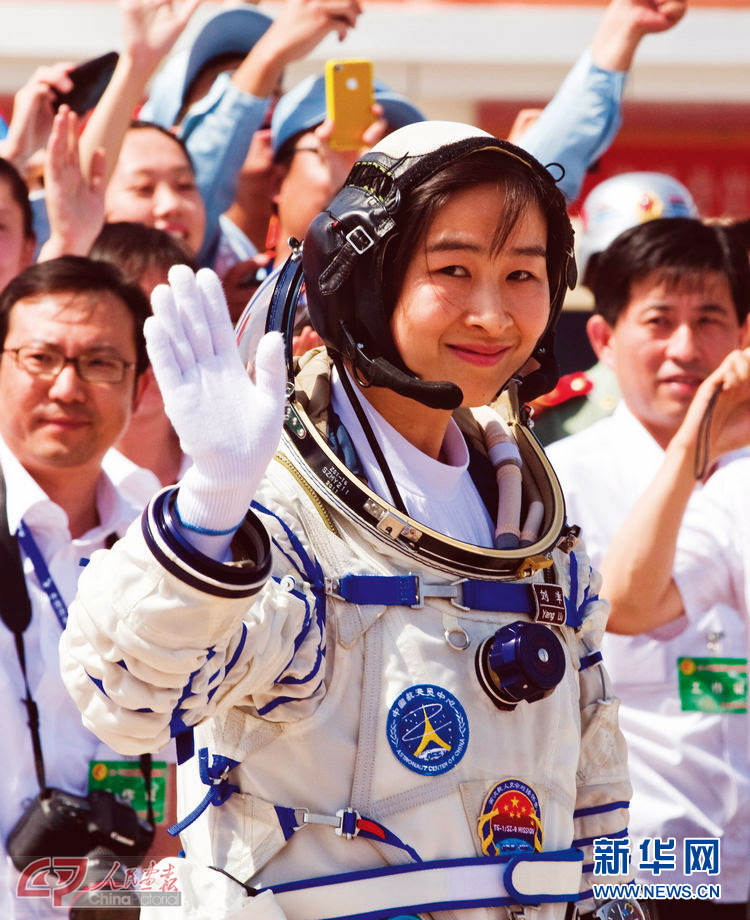 Liu Yang, China's first female astronaut, waves to people in the Satellite Launch Center in Jiuquan, Gansu province on June 16, 2012. (Photo/China Pictorial)