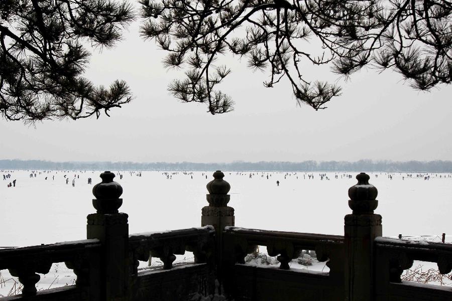 Tourists enjoy the snow scenery at the Summer Palace in Beijing, capital of China, Jan. 20, 2013. (Xinhua/Wang Mingli)
