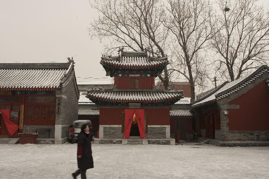A citizen visits the Tianning Temple after a snow hit Beijing, capital of China, Jan. 20, 2013. (Xinhua/Yin Xubao) 