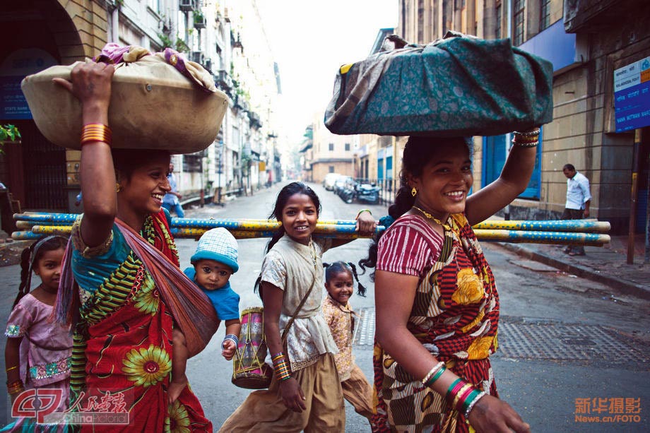 Photo shows a family going on a street of Mumbai. (Chinapictorial/ Duan Wei)