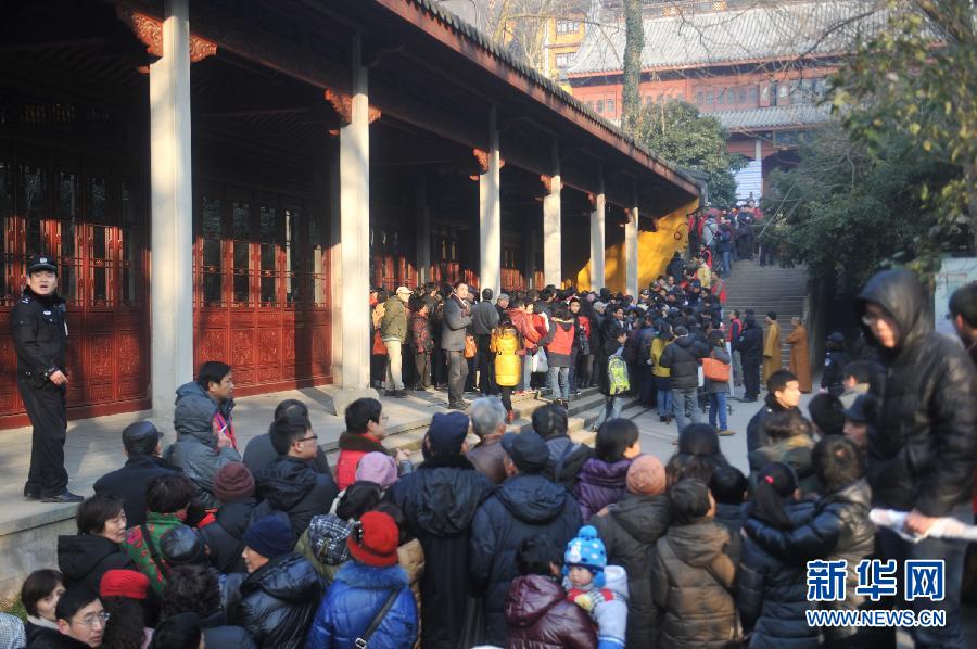 Jumping the queue, some people swarm into the crowd on Jan. 19, 2013.(Photo/Xinhua)
