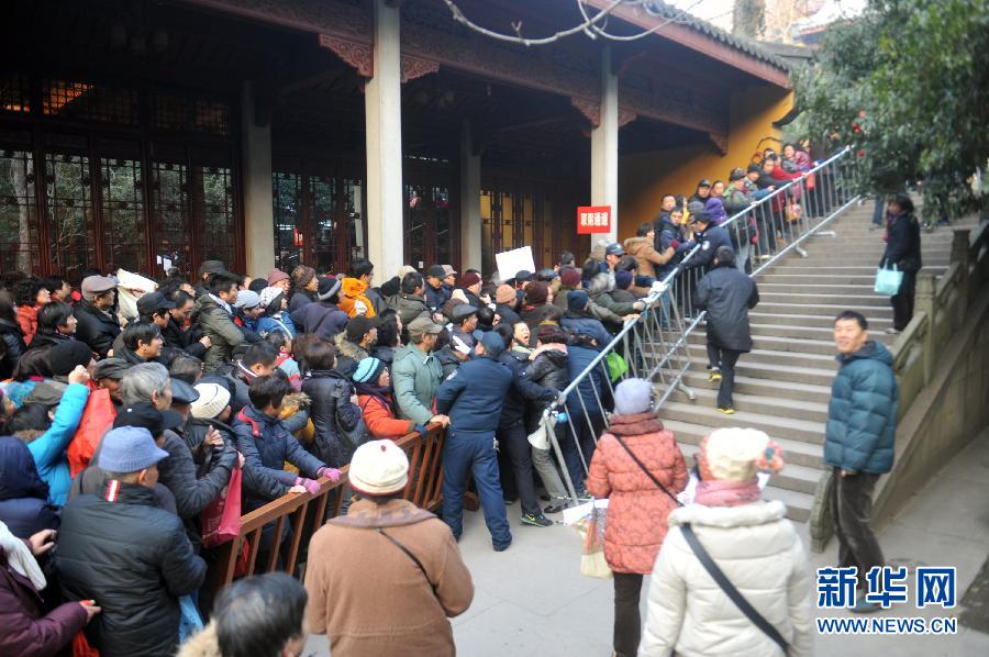 Jumping the queue, some people swarm into the crowd on Jan. 19, 2013.(Photo/Xinhua)