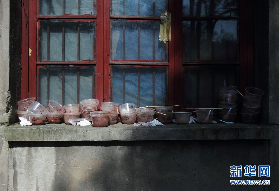 Many places in Hangzhou give out free Laba porridge on Jan 19. After receiving the porridge, people enjoyed it immediately and discarded the disposable spoons and bowls randomly. (Photo/Xinhua)