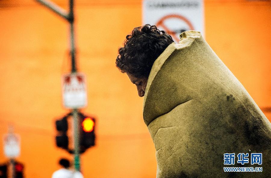 A homeless who hides himself in a mattress walks on a street in Sao Paulo, Brazil, Jan. 14, 2013. This is where drug addicts generally gather and take drugs. (Xinhua/AFP)