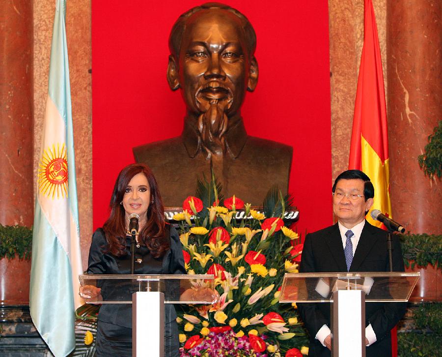 Vietnamese President Truong Tan Sang (R) and visiting Argentine President Cristina Fernandez de Kirchner attend a press conference at the Presidential Palace in Hanoi, capital of Vietnam, Jan. 21, 2013. (Xinhua/VNA)  