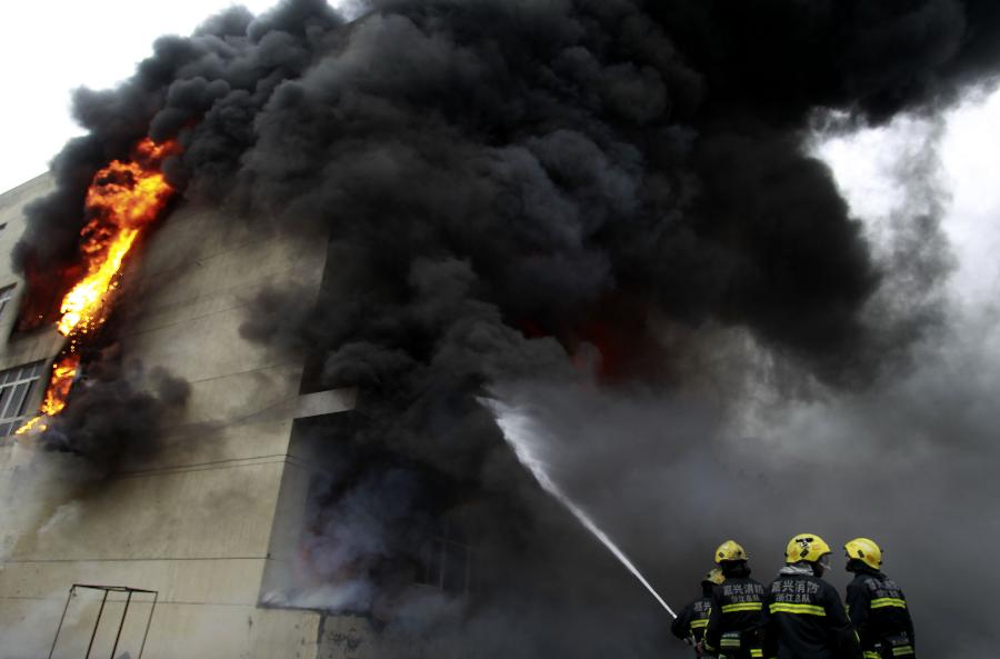 About 100 fire fighters are striving to put out a fire that broke out in a bag factory in east China's Jiaxing City, Zhejiang Province. The flame started at 11:13 a.m. Monday and was strengthened by wind, which baffled the fire fighting at the Banghe International Luggage Factory. No casualty has been reported, according to the Jiaxing Fire Department. (Photo/Xinhua)