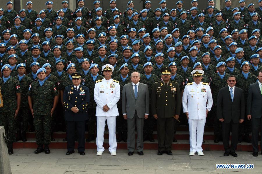 Peruvian Defense Minister Pedro Cateriano Bellido (C Front) poses for a group photo with Peruvian Blue Beret at a farewell ceremony in Lima, capital of Peru, on Jan. 21, 2013. During the next six months, 216 members of the Peruvian Blue Beret will participate in peacekeeping operations as part of the United Nations Stabilization Missions in Haiti (MINUSTAH). (Xinhua/Luis Camacho) 