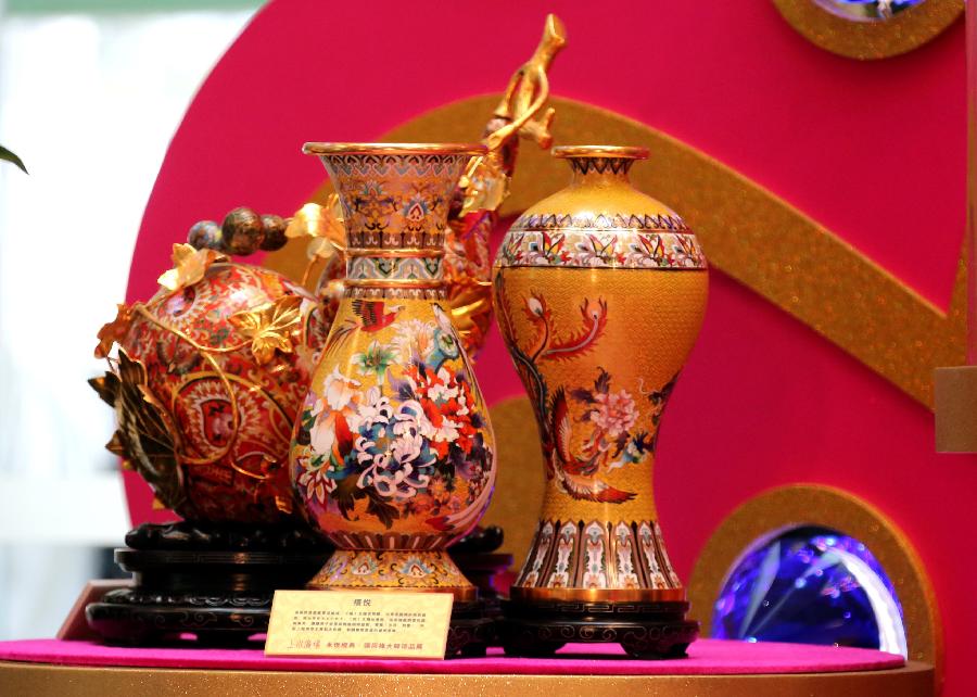 Photo taken on Jan. 22, 2013 shows the cloisonne vases made by Artist Zhang Tonglu during an exhibition in south China's Hong Kong. An exhibition of Zhang Tonglu's cloisonne art works was held here on Tuesday, showing 22 pieces of cloisonne works. (Xinhua/Li Peng) 