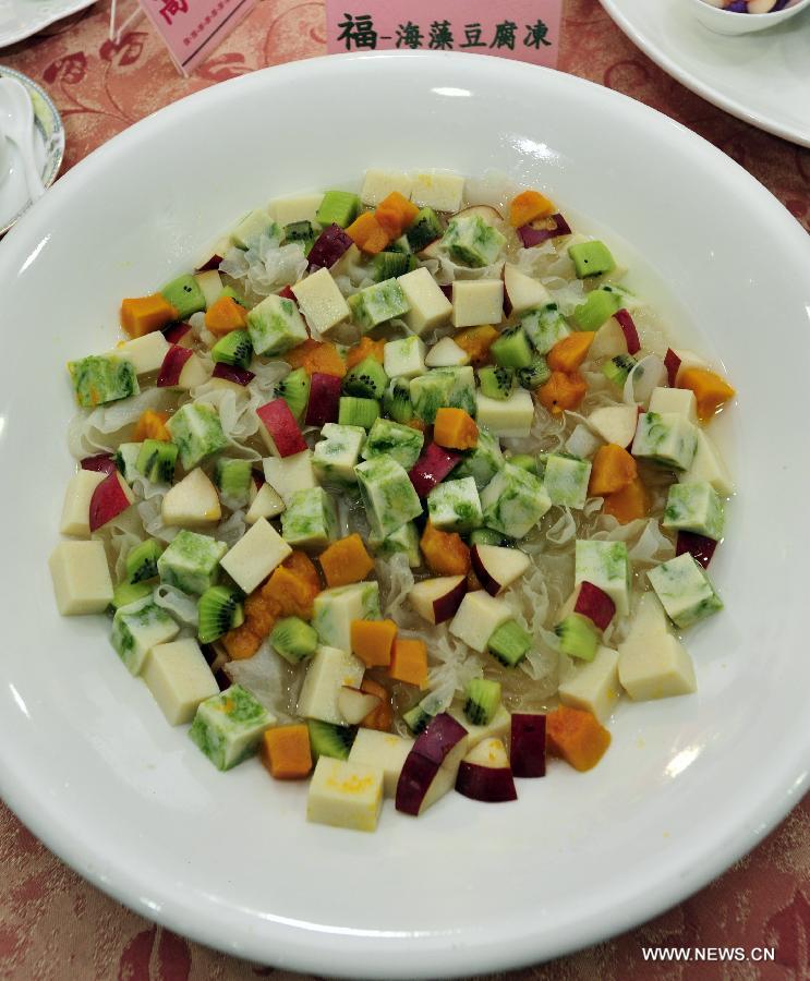 Photo taken on Jan. 23, 2013 shows a creative dish in Taipei, southeast China's Taiwan. Dieticians from Taiwan University Hospital created ten dishes mostly made from vegetables and fruits, promoting a healthy dinner in the coming Spring Festival. (Xinhua/Wu Ching-teng)