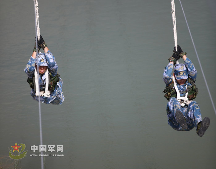 Special forces soldiers slide along steel wire on water. (Photo/ Chinamil.com.cn)