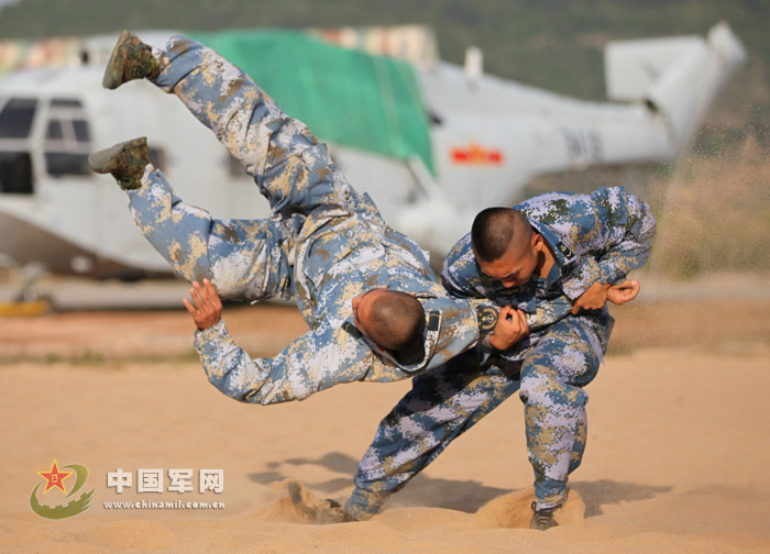 Special forces soldiers conduct training of catching and wrestling. (Photo/ Chinamil.com.cn)