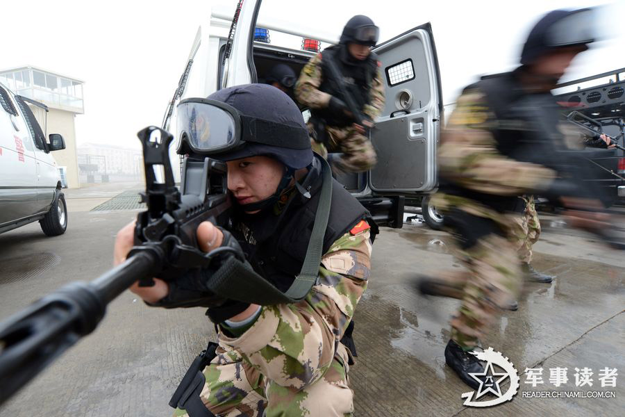 Special operation members are in comprehensive military training. (China Military Online/Li Ke)