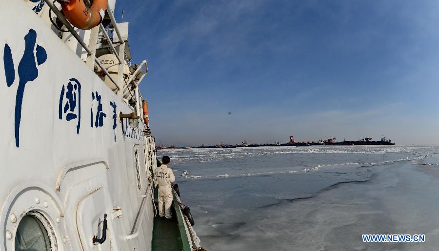 A patrol boat is on duty on the sea covered by floating ice near Qinhuangdao, north China's Hebei Province, Jan. 24, 2013. The floating ice in Bohai Sea has expanded due to the cold snap. (Xinhua/Yang Shiyao)