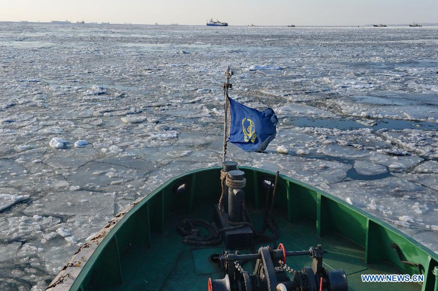 A patrol boat is on duty on the sea covered by floating ice near Qinhuangdao, north China's Hebei Province, Jan. 24, 2013. The floating ice in Bohai Sea has expanded due to the cold snap. (Xinhua/Yang Shiyao)