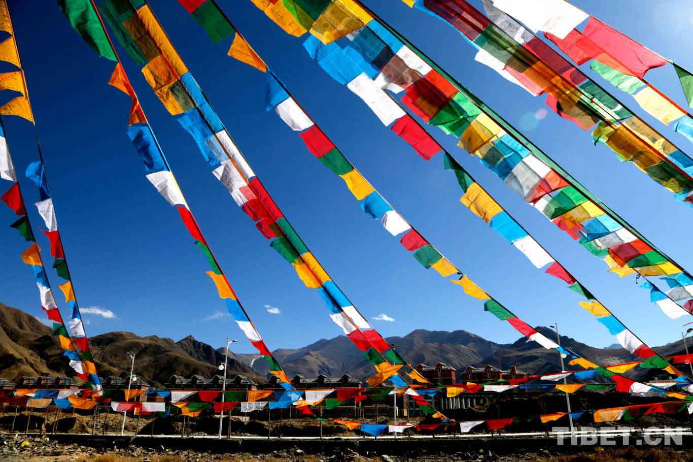 Colorful sutra streamers flutter outside the Gaqung Monastery in Newu New District of Lhasa, capital of Tibet. [Photo by Cheng Weidong/China Tibet Online]