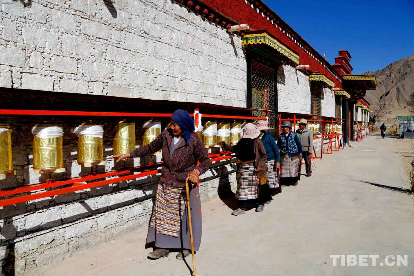 Local Tibetans take ritual walk around the Gaqung Monastery in Newu New District of Lhasa, capital of Tibet. [Photo by Cheng Weidong/China Tibet Online]