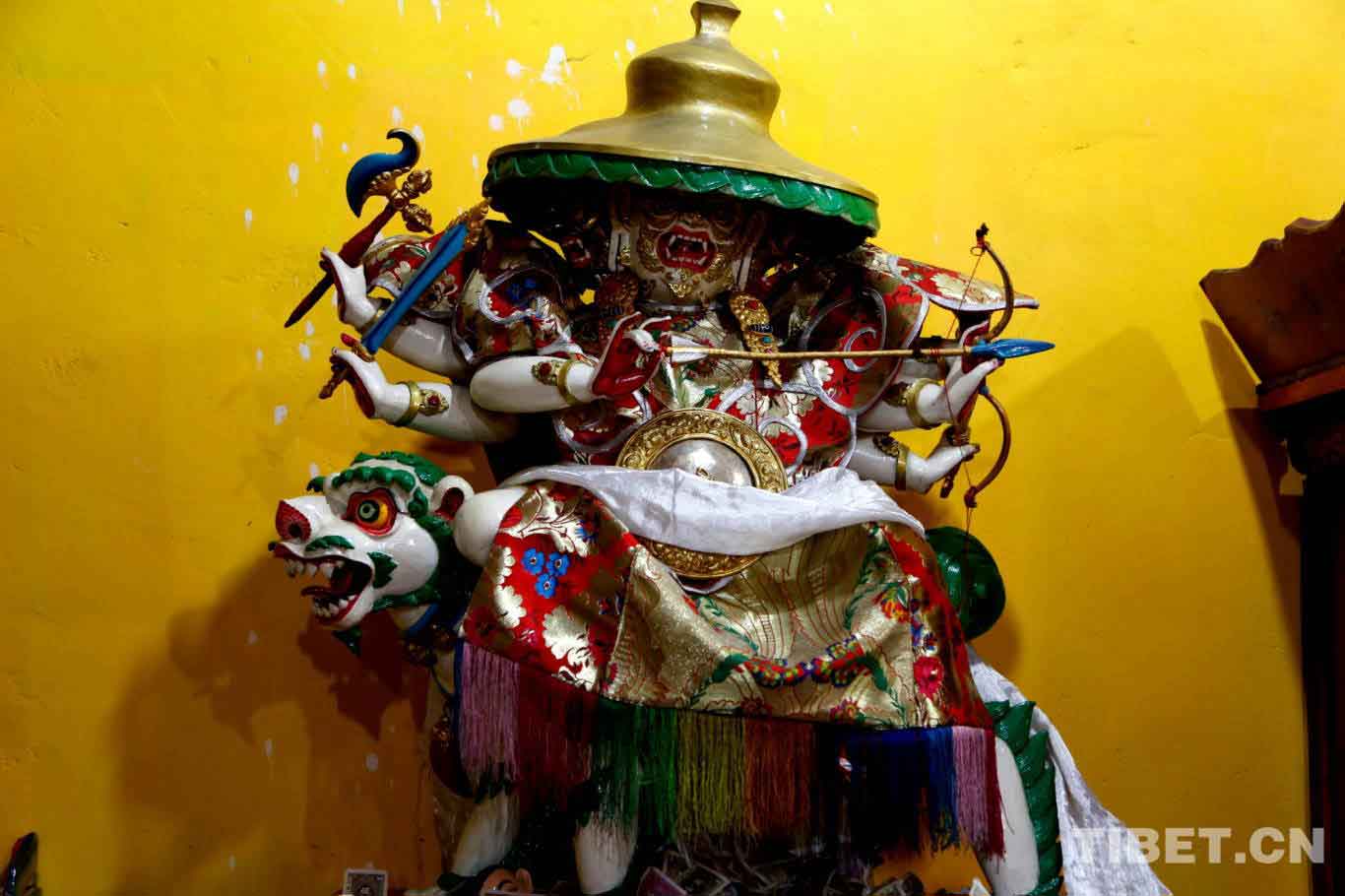 Photo shows the statue of Dharmapala, guardian deity of Buddhism, in the Gaqung Monastery. [Photo by Cheng Weidong/China Tibet Online]
