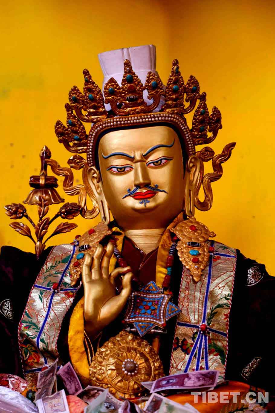 Photo shows the statue of Padmasambhava in the Gaqung Monastery. [Photo by Cheng Weidong/China Tibet Online]