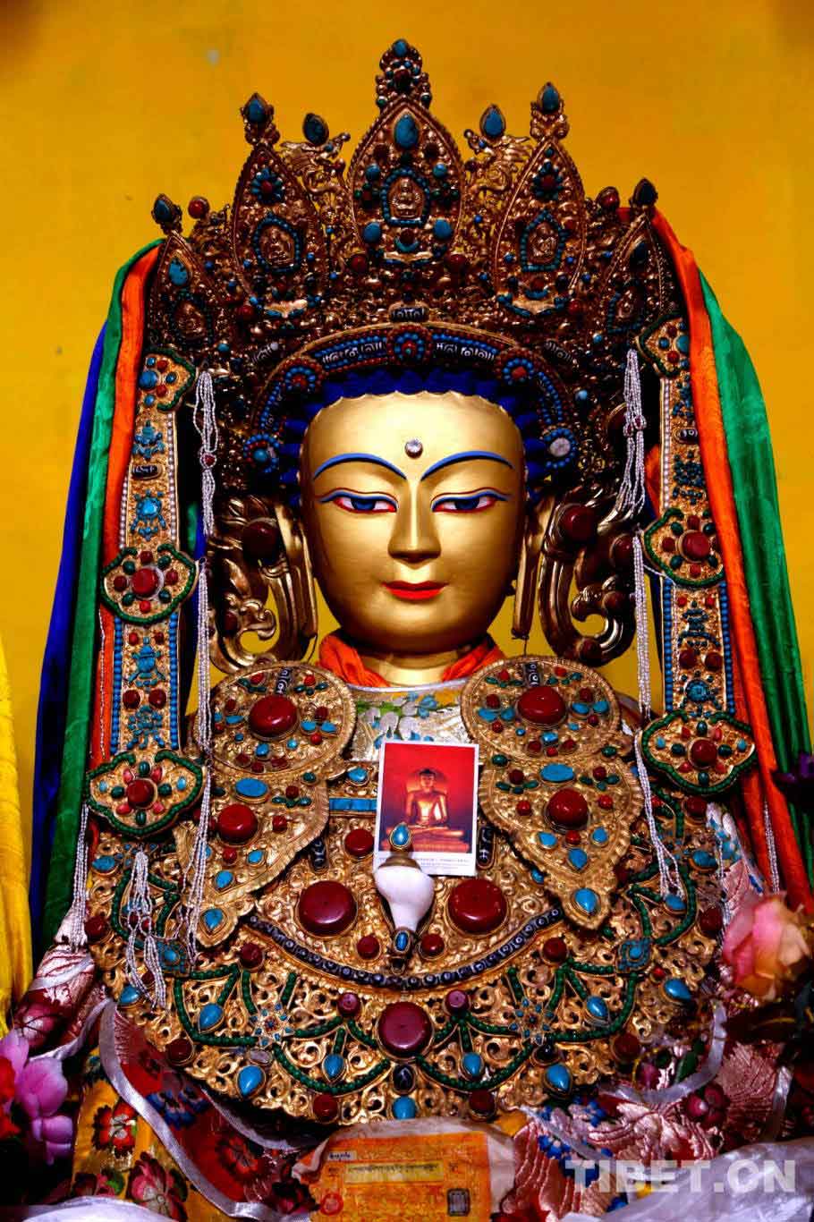 Photo shows the statue of Sakyamuni, founder of Buddhism, in the Gaqung Monastery. [Photo by Cheng Weidong/China Tibet Online]