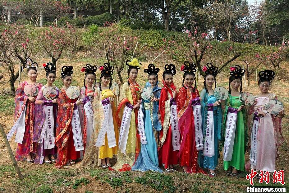 Contestants pose for photo in Xiqiaoshan Natural Forest Park in Foshan, Guangdong Province, January 24, 2013. The 2013 Miss Tourism International Guangdong contest kicked off on Thursday. (Photo: CNS/Ke Xiaojun)