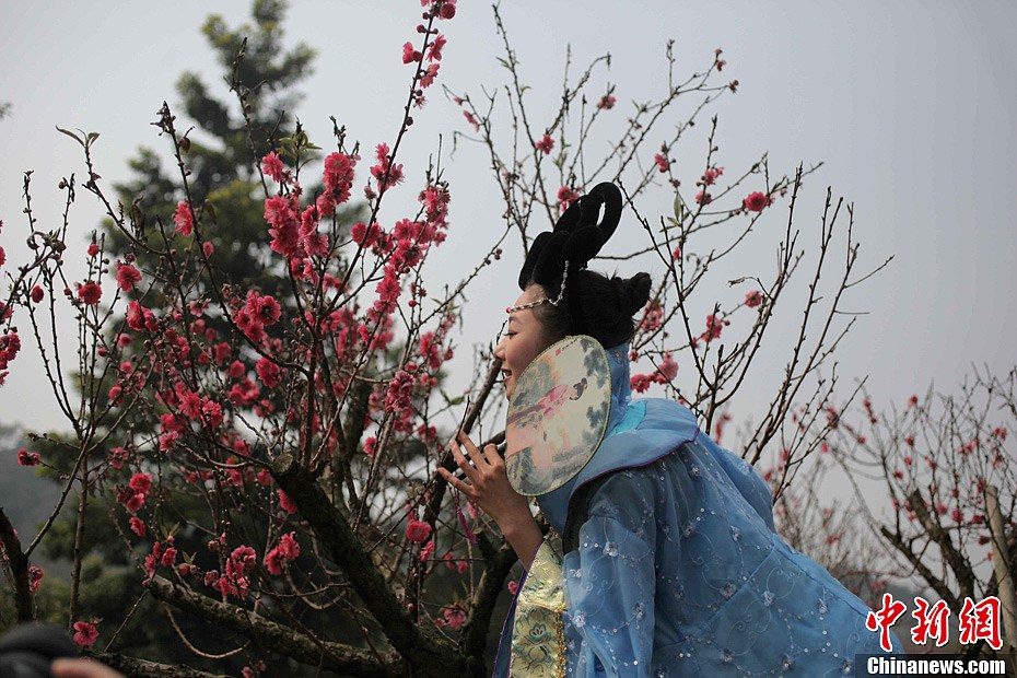 A contestant poses for photo in Xiqiaoshan Natural Forest Park in Foshan, Guangdong Province, January 24, 2013. The 2013 Miss Tourism International Guangdong contest kicked off on Thursday. (Photo: CNS/Ke Xiaojun)