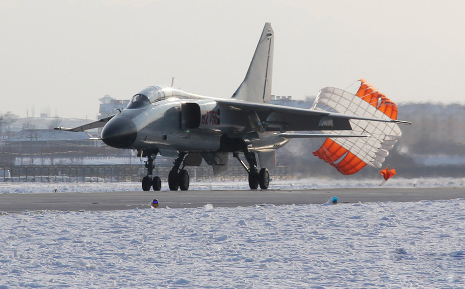 Multi-types of naval airplanes complete first flight training of 2013