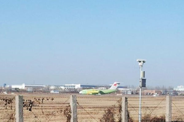 The prototype of China's first indigenously-developed heavy transport aircraft, Y-20, prepares to take off from an unidentified airport for its first test flight Saturday afternoon, January 26, 2013. (Photo/People's Daily)