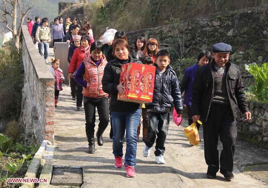 People head for a wedding dinner at Chanru Village of Wangdong Town in Rongshui County, south China's Guangxi Zhuang Autonomous Region, Jan. 27, 2013. (Xinhua/Long Tao)