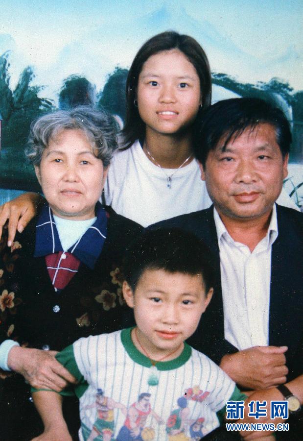 Photo reproduced from an old photo shows Li Na posing with her grandparents and her cousin in 1998. (Xinhua/Zhou Guoqiang)