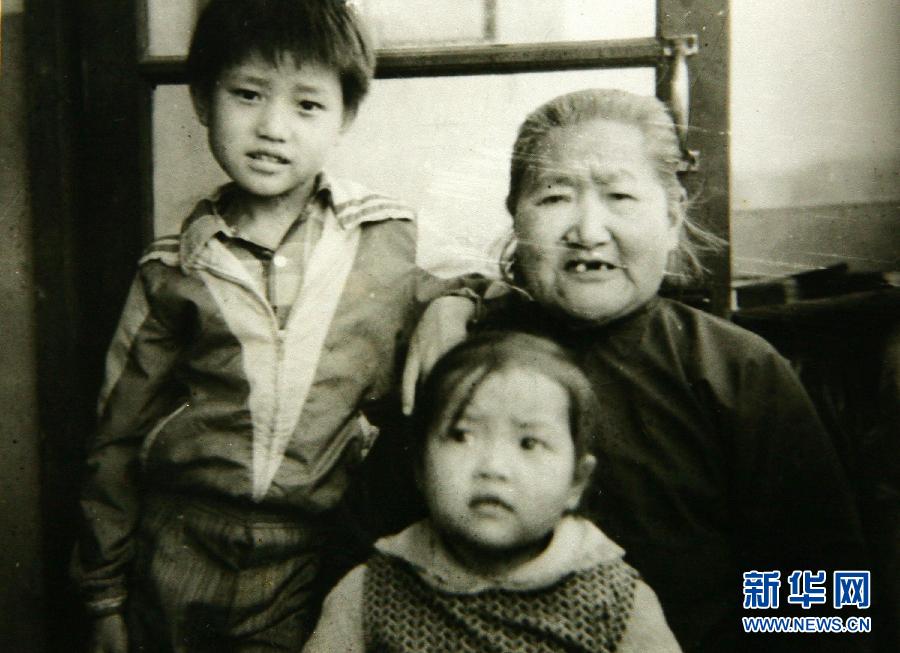 Photo reproduced from an old photo shows two-year-old Li Na with her great grandmother and her uncle. (Xinhua/Zhou Guoqiang)