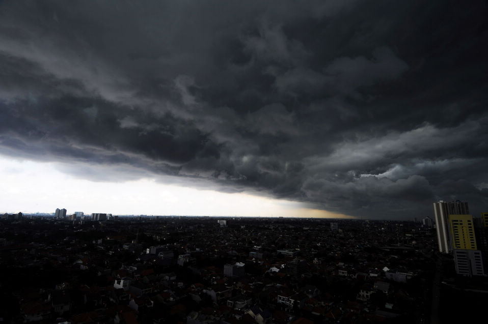 Black clouds hover over the central business district in downtown Jakarta, Indonesia on Jan. 23, 2013. (Xinhua/Wei Li)