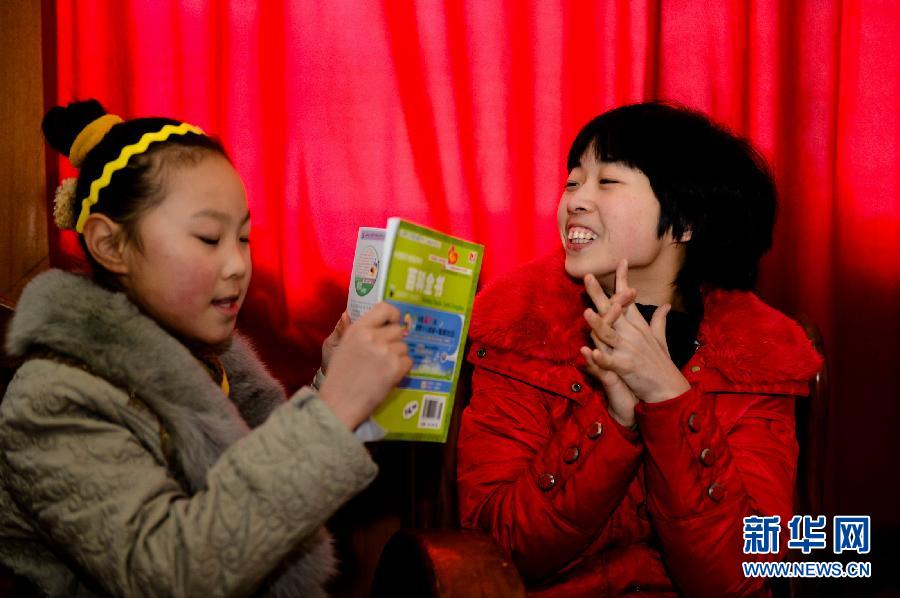 Liu Xiaolin (R) and her niece play IQ quizzes on Jan. 25. (Xinhua/ Guo Xulei)