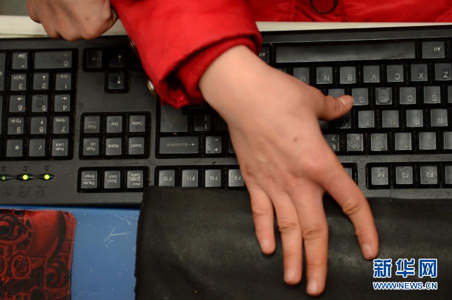 Liu Xiaolin's thumb hits keyboard to write fiction online on Jan. 25. (Xinhua/ Guo Xulei)
