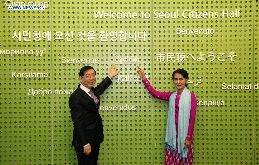 Myanmar opposition leader Aung San Suu Kyi (R) and Seoul Mayor Park Won-soon pose at Seoul Citizens Hall, South Korea, Jan. 29, 2013. Myanmar opposition leader Aung San Suu Kyi is on a five-day visit to South Korea. (Xinhua/Park Jin-hee)