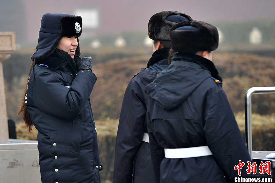 A photo taken on Jan. 29 shows several policewomen on duty in the foggy weather. The fourth round of heavy smog in four weeks hit Beijing on Tuesday and led to serious air pollution, which has sent more people with respiratory illnesses to hospitals. However, a group of people had to stay on jobs outdoors. (Chinanews.com/Jin Shuo)