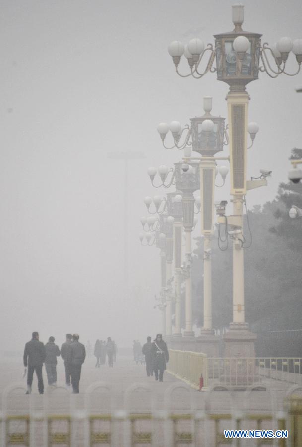 Tourists walk on the fog-shrouded Tian'anmen Square in Beijing, capital of China, Jan. 30, 2013. The meteorological observatory in Beijing issued an orange alert and a yellow alert against heavy fog and haze respectively on 6:00 am Wednesday. Heavy fog has been lingering in central and eastern China since Tuesday afternoon, disturbing the traffic. (Xinhua/Li Xin) 